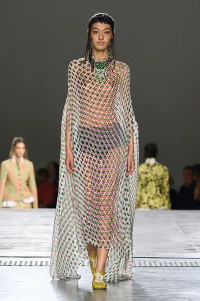 Look 18